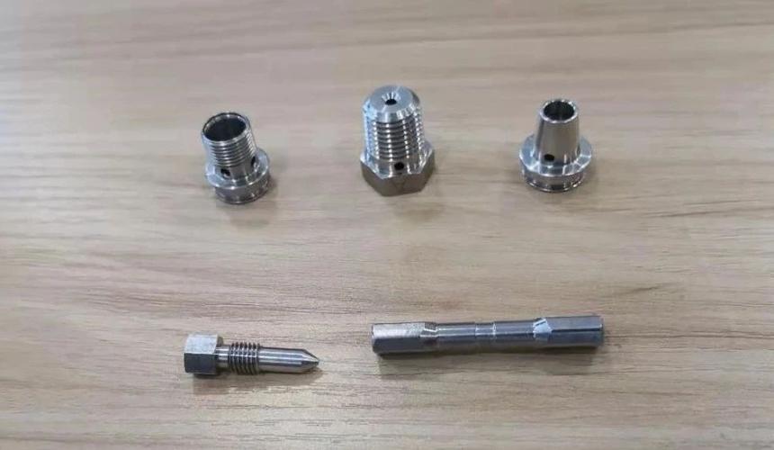 柏中使用托纳斯瑞士型车床swiss dt 26所加工的紧固件产品评价与托